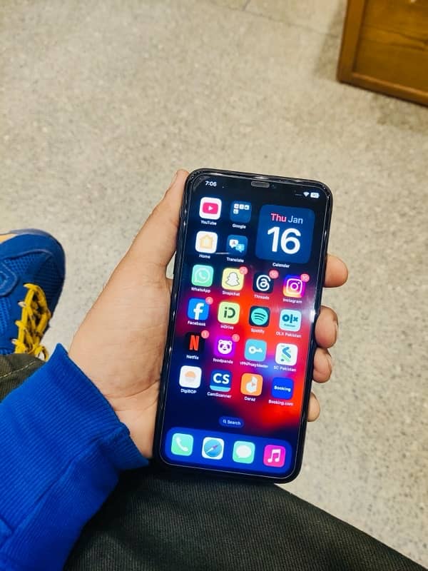 Iphone 11 Pro Max 64 GB Factory Unlock 10/10 Scrachless. 1