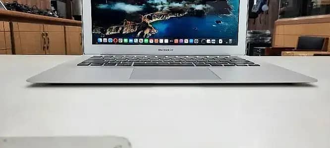 Mac book pro apple laptop 0