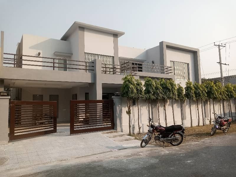 1 KANAL CORNER HOUSE FOR RENT WITH FULLY BASEMENT 0