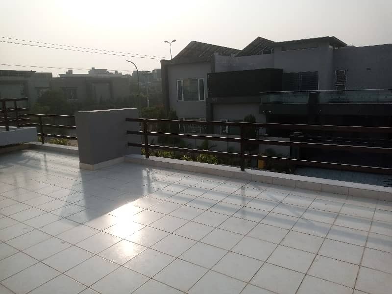 1 KANAL CORNER HOUSE FOR RENT WITH FULLY BASEMENT 25