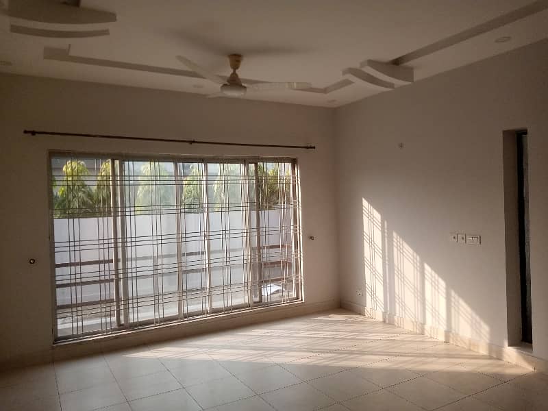 1 KANAL CORNER HOUSE FOR RENT WITH FULLY BASEMENT 30