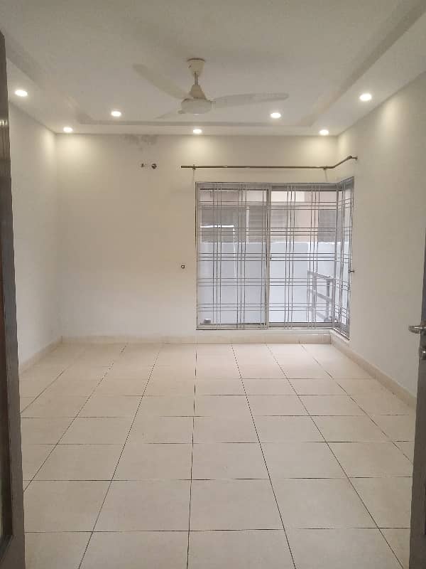 1 KANAL CORNER HOUSE FOR RENT WITH FULLY BASEMENT 31