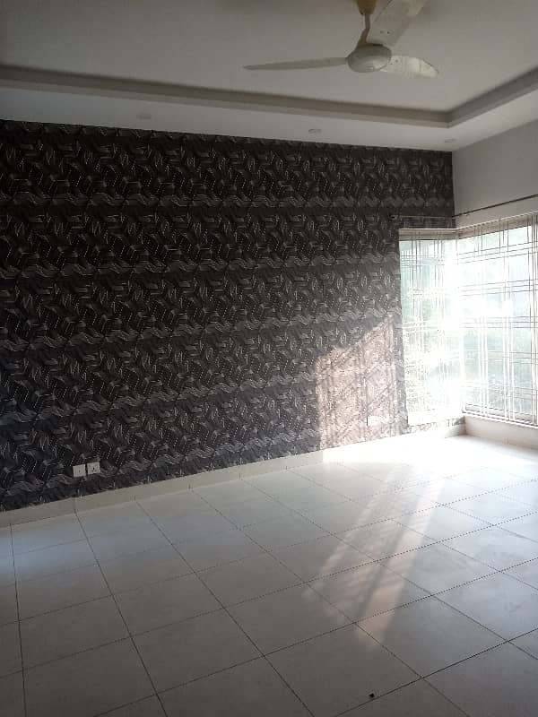 1 KANAL CORNER HOUSE FOR RENT WITH FULLY BASEMENT 32