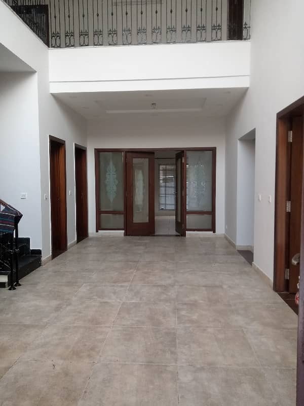 1 KANAL CORNER HOUSE FOR RENT WITH FULLY BASEMENT 37