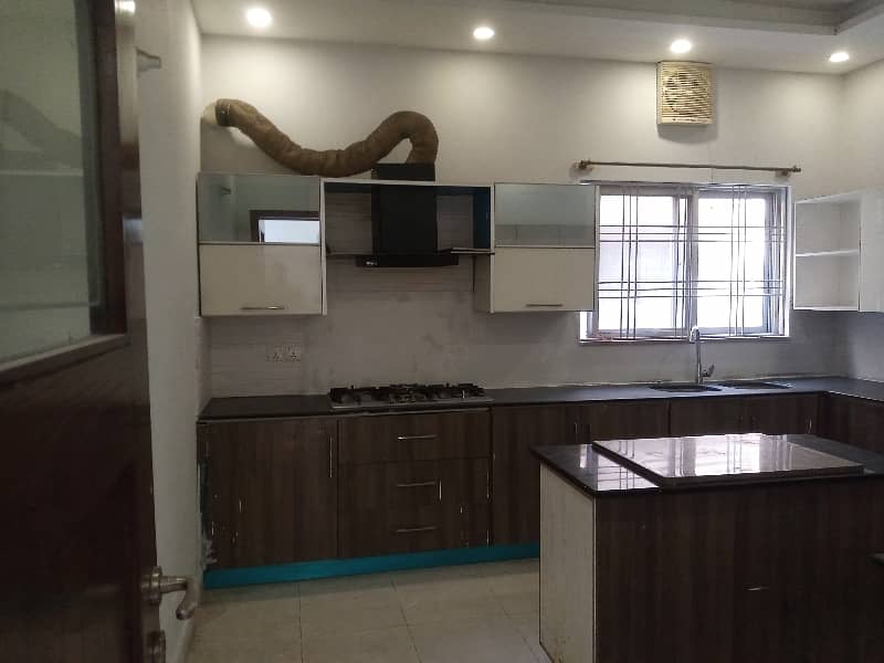 1 KANAL CORNER HOUSE FOR RENT WITH FULLY BASEMENT 41