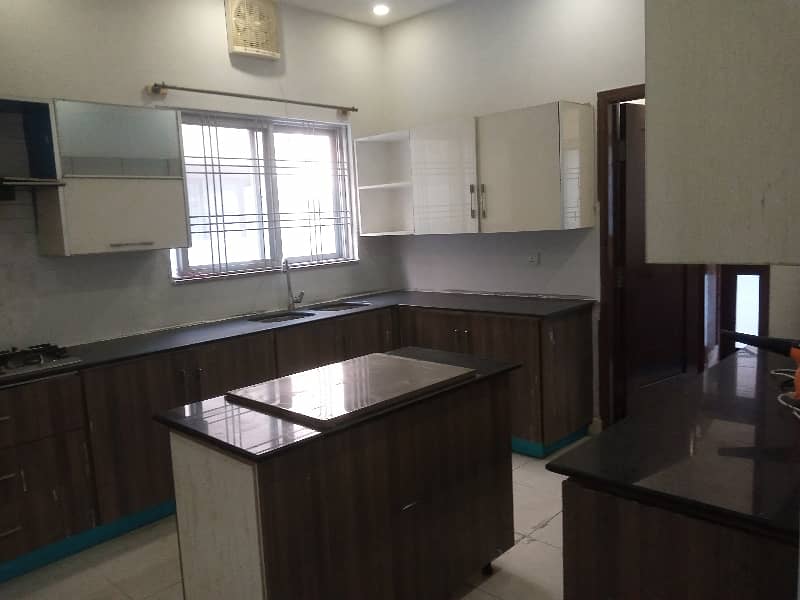 1 KANAL CORNER HOUSE FOR RENT WITH FULLY BASEMENT 42