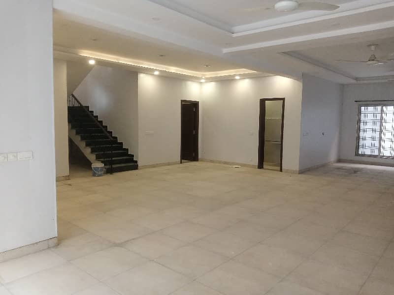 1 KANAL CORNER HOUSE FOR RENT WITH FULLY BASEMENT 44