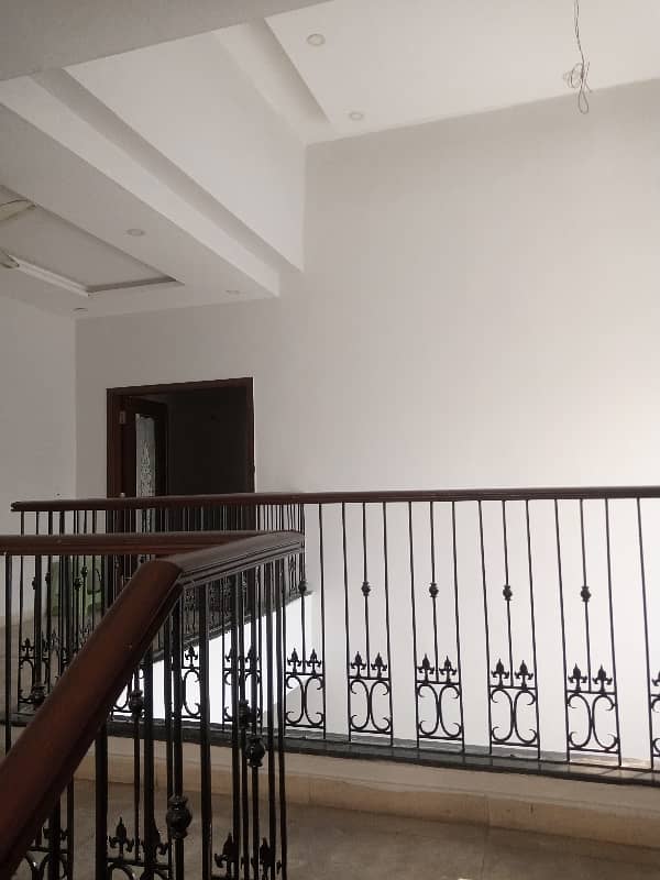 1 KANAL CORNER HOUSE FOR RENT WITH FULLY BASEMENT 46