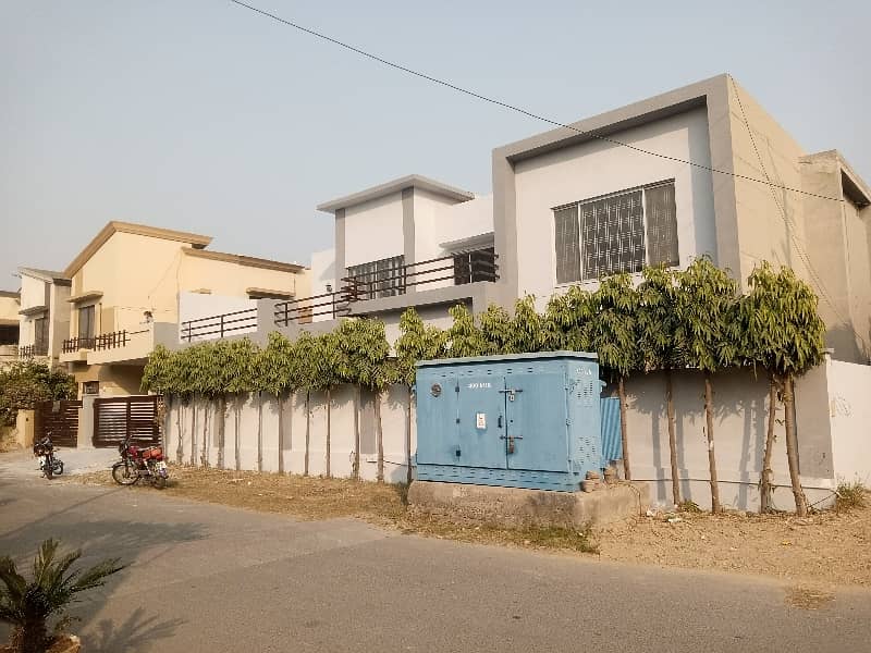 1 KANAL CORNER HOUSE FOR RENT WITH FULLY BASEMENT 49