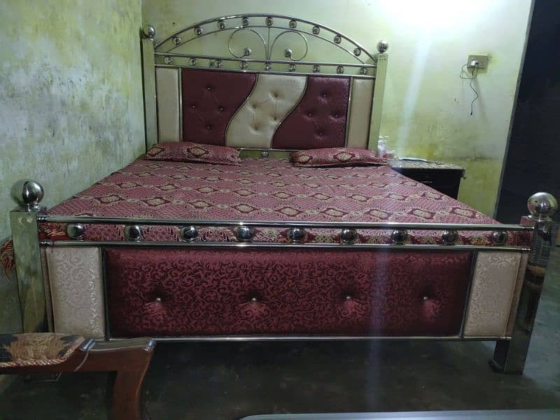 steel bed bilkul new ha zara sa bi khrb ya ganda ni ha 1