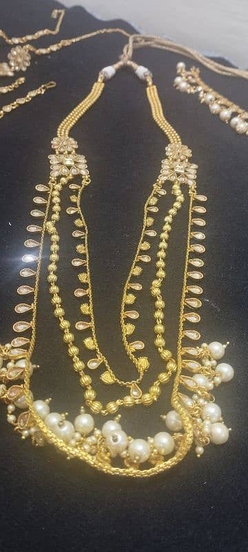 Golden colour bridal set. 4