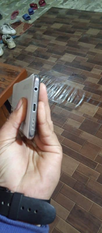 hello I'm selling my redmi note 10 6 GB ram 128 room camra not working 6