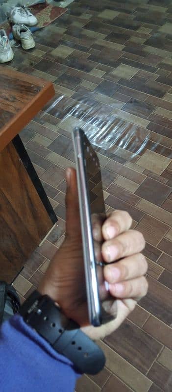 hello I'm selling my redmi note 10 6 GB ram 128 room camra not working 7