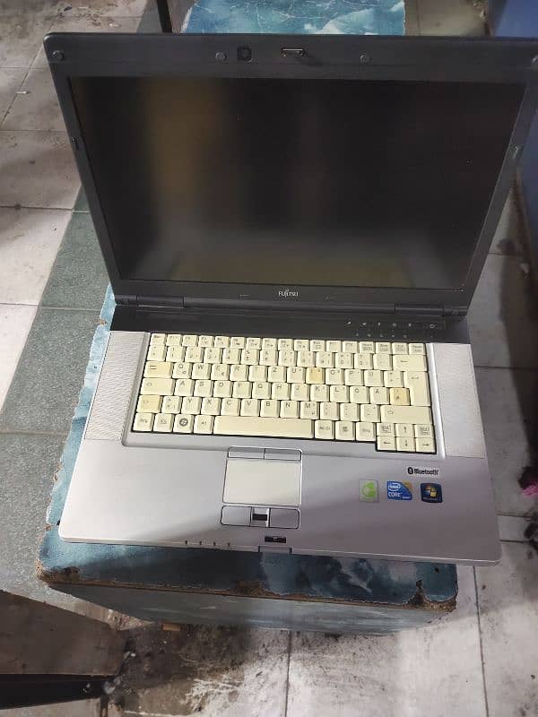 Fujitsu. semens  corei7.03073783690. rs 0