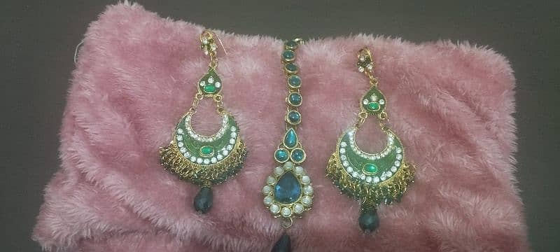 A golden red set and green earrings with bindiya 3