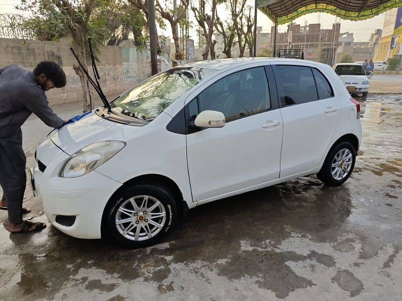 Toyota Vitz 2013 totally genuine car . 19 average on long 15 in city 1