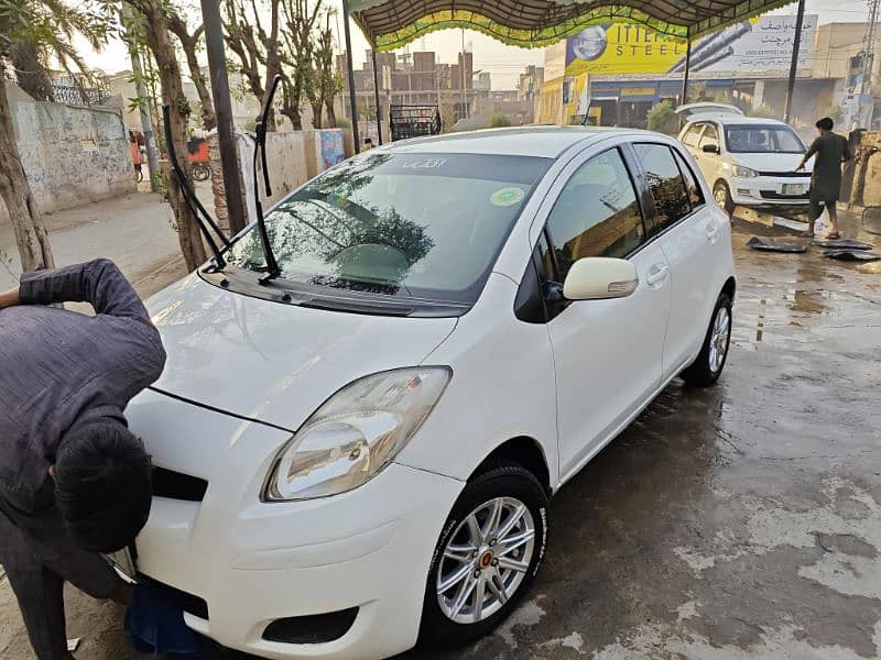 Toyota Vitz 2013 totally genuine car . 19 average on long 15 in city 2