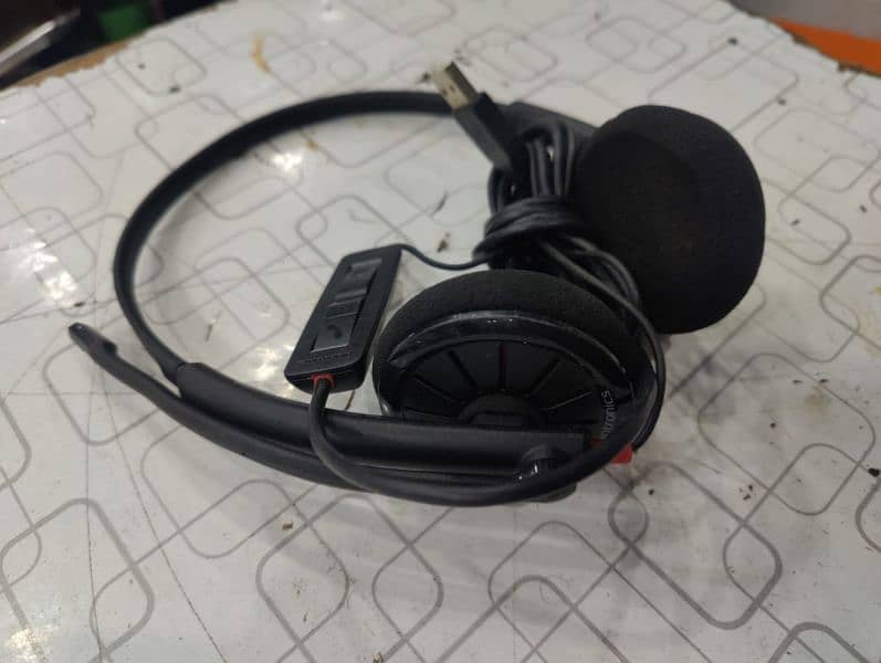 Noise Cancelation headphone or Mouse Keyboard 1