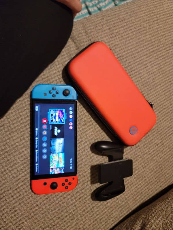 Nintendo Switch Oled ( with original case and joy cons grip) 7