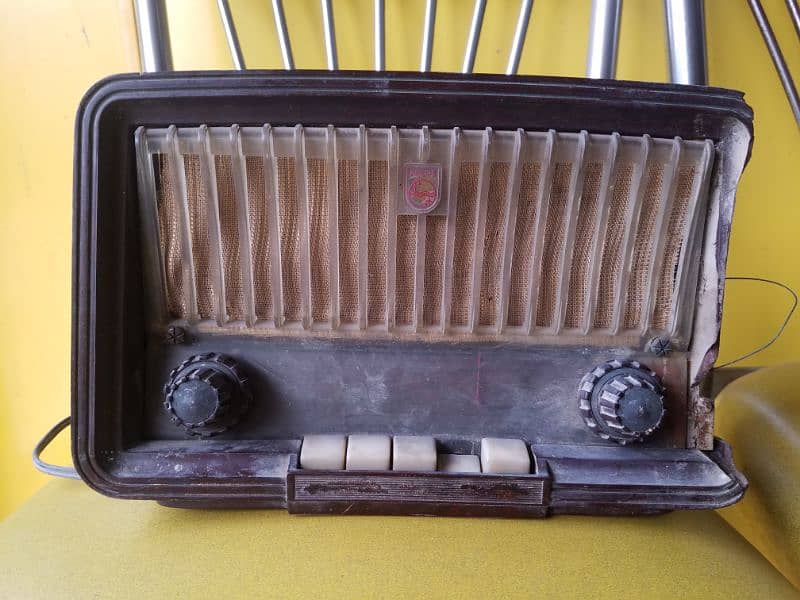 I'm selling my Old Philips Tube Board Radio 0