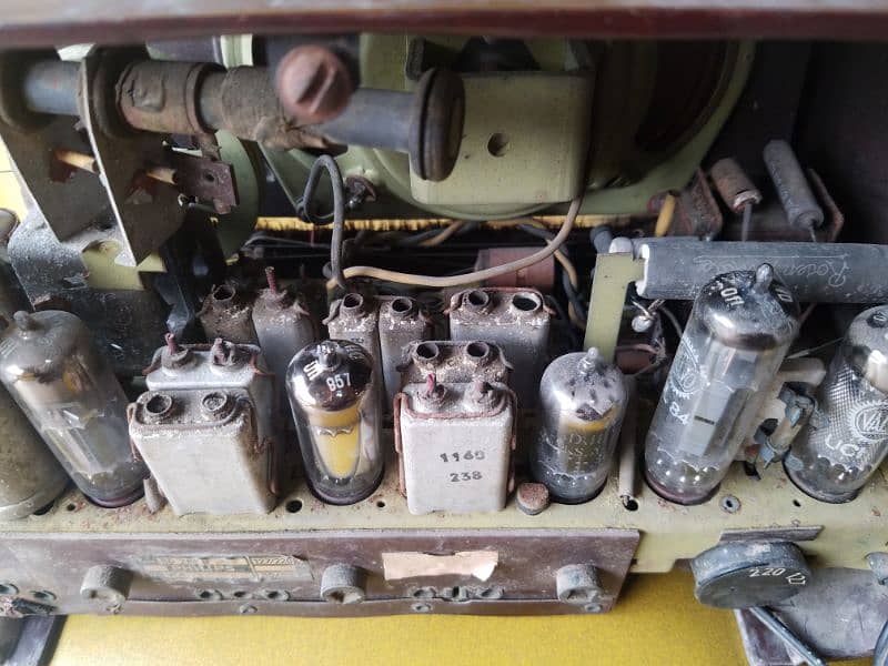 I'm selling my Old Philips Tube Board Radio 1