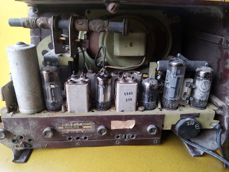 I'm selling my Old Philips Tube Board Radio 2