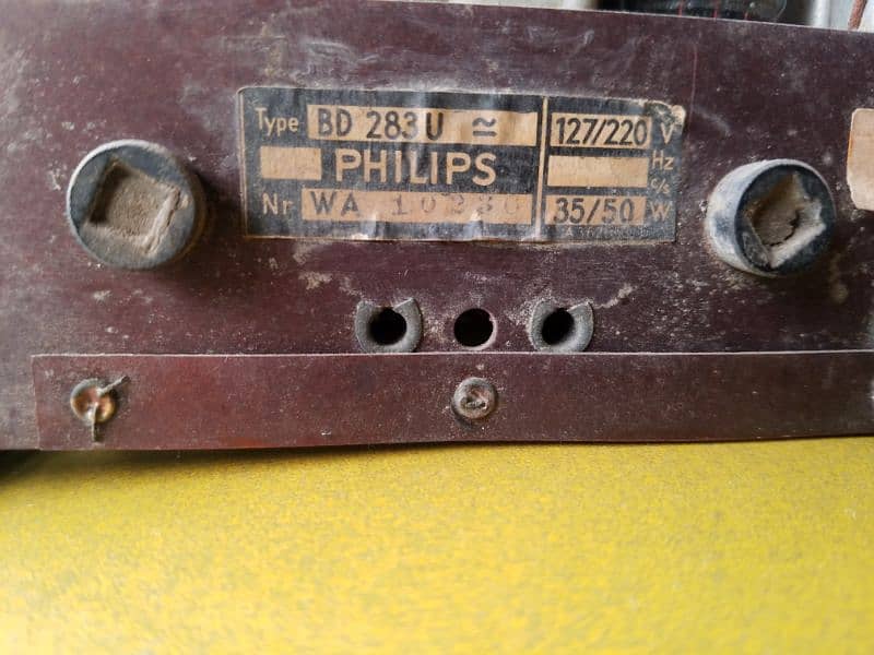 I'm selling my Old Philips Tube Board Radio 3