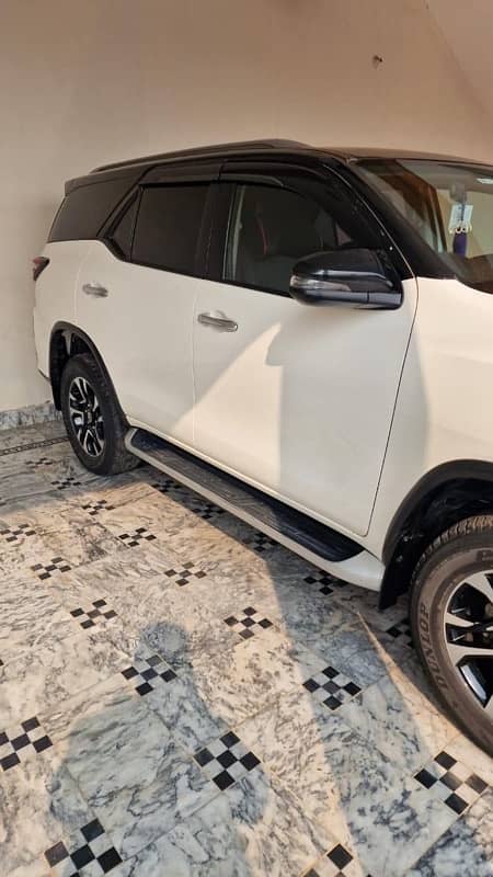 Toyota Fortuner V 2022 uplift in Legender 4