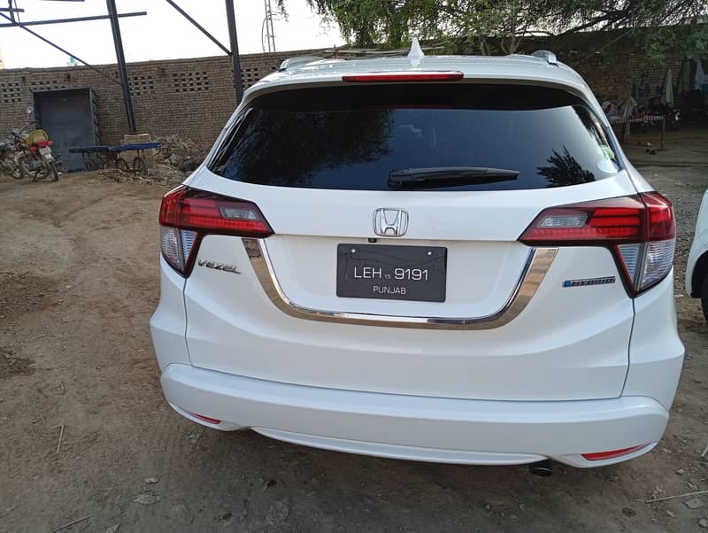 Honda vezel urgent for sale contact number 03338551243 8