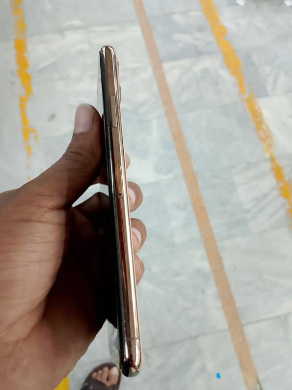 64 gb fresh condition 10/10 golden color 2