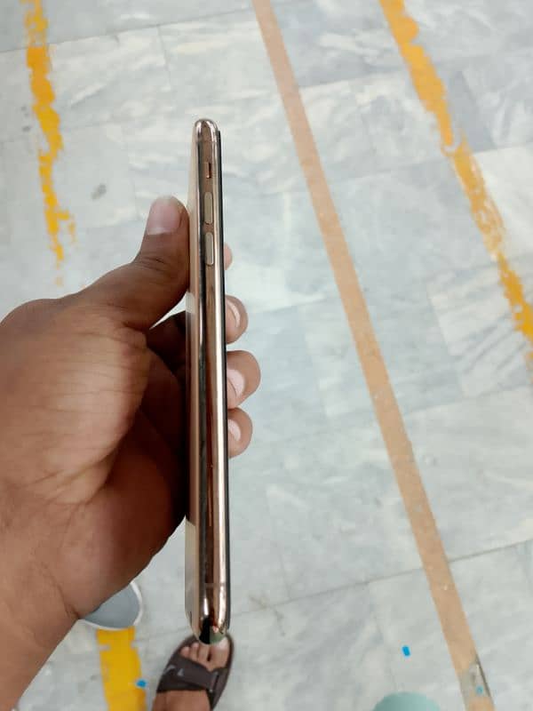 64 gb fresh condition 10/10 golden color 4