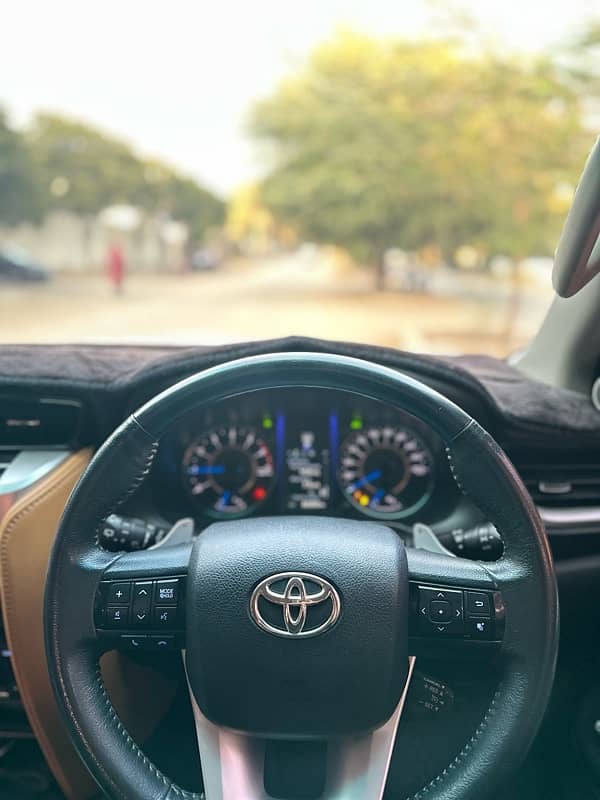 Toyota Fortuner V 2018 18