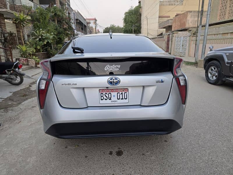 Toyota Prius 2017 1