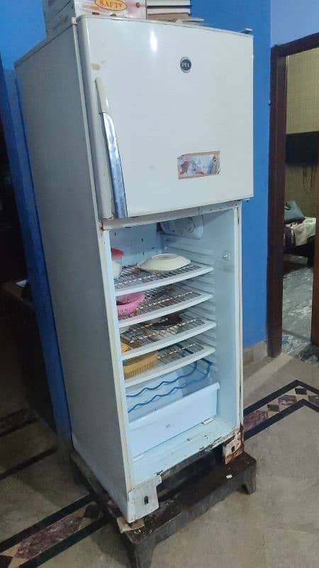 14 cubic feet pel refrigerator everything functioning just door Issue 0