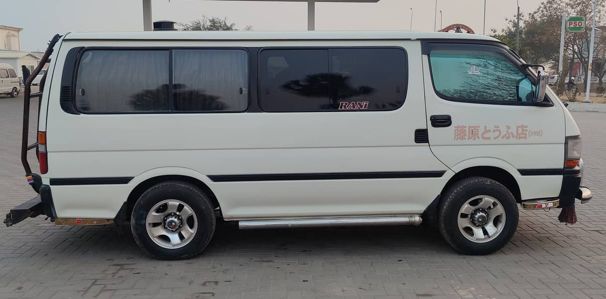 TOYOTA HIACE 1