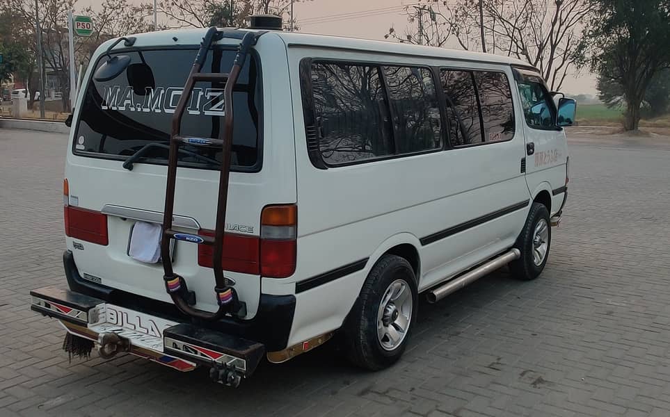 TOYOTA HIACE 3