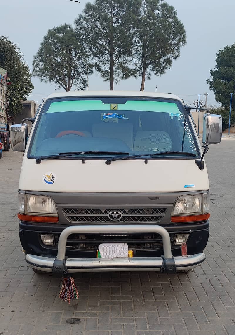 TOYOTA HIACE 4