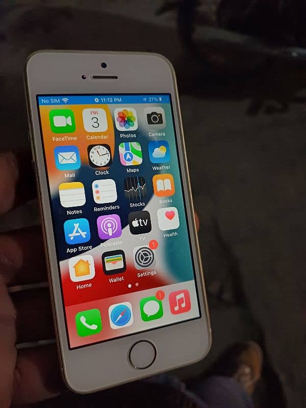 Apple Iphone SE in Good Condition 2