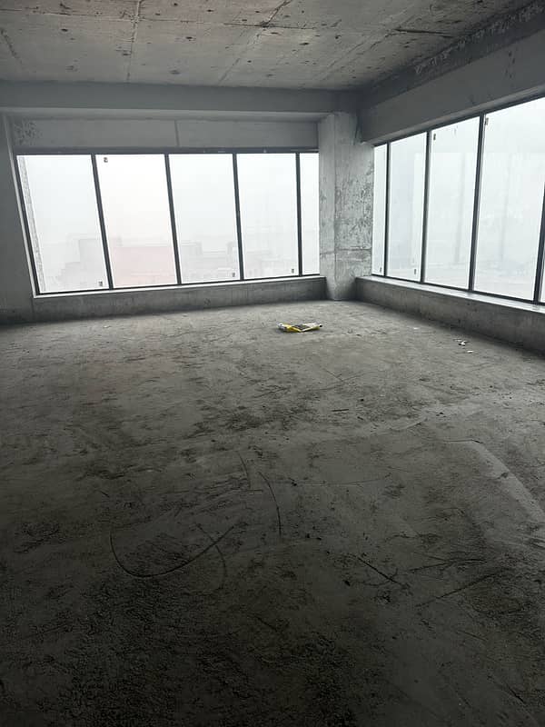 10000 Sqft floor in corporate building for rent staright hall 4