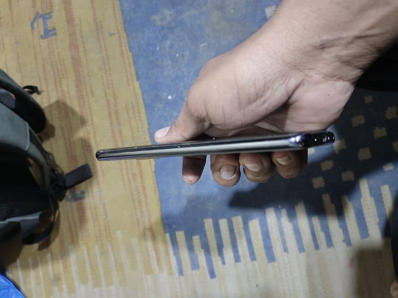 Huawei mate 20 pro panel damage hai baki okay phone hai 4