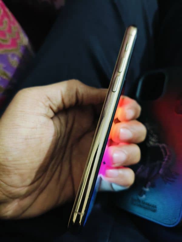 iPhone 11pro Pta Approved 256GB gold colour 5