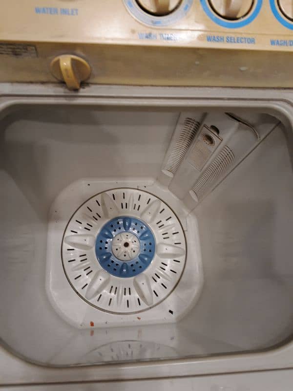 Kenwood Washing machine with dryer for sale. 0