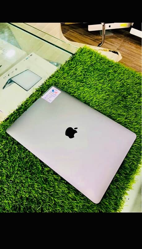 MacBook Air (M1)(13-inch) 4