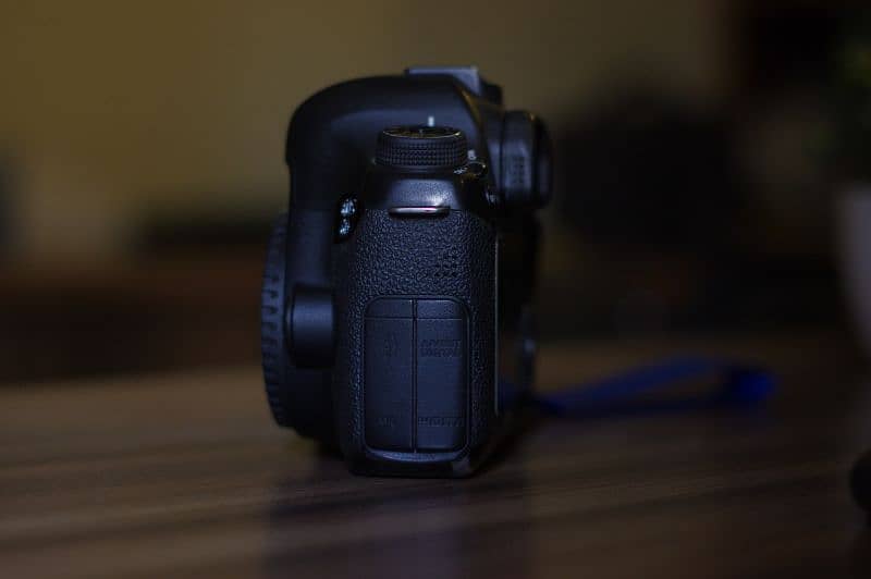 Canon 6D Full Frame only body 4