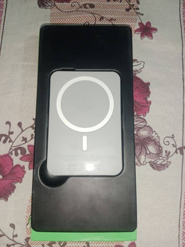 Infinix Note 40 wireless Charger powerbank 4