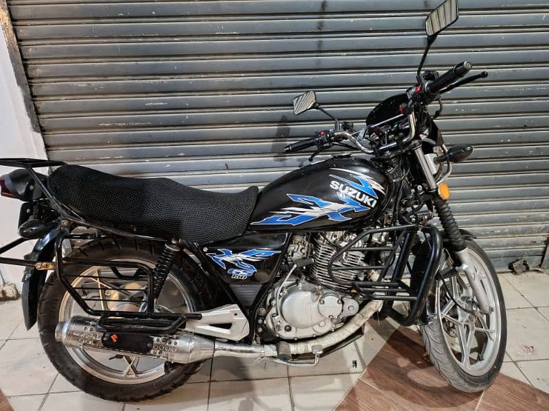 Suzuki GS150se available for sale in excellent condition sealed bike. . 2