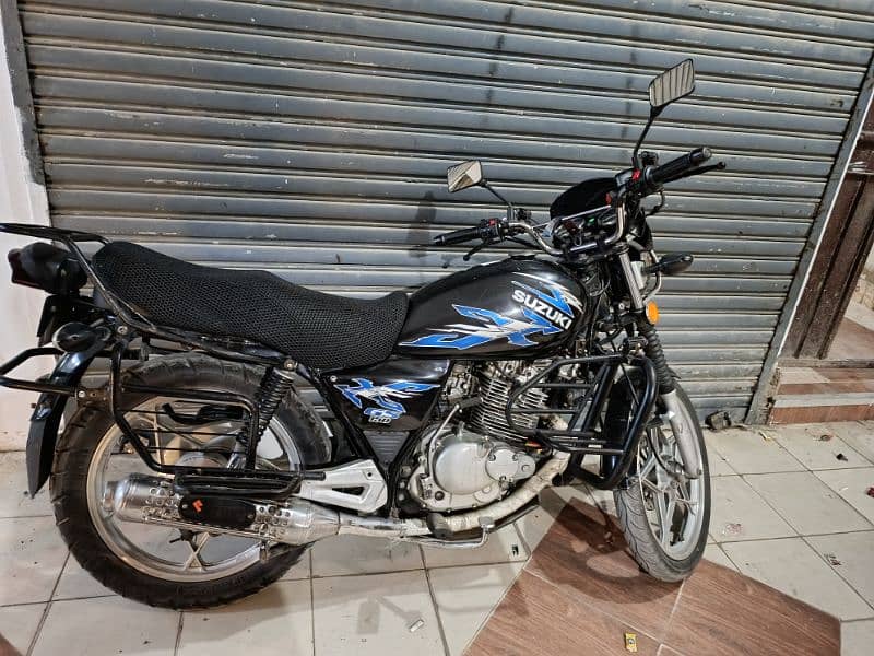 Suzuki GS150se available for sale in excellent condition sealed bike. . 5