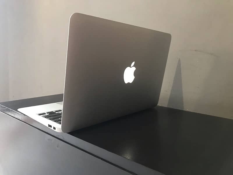 MacBook Air / MacBook Pro / laptop / Crome book 1