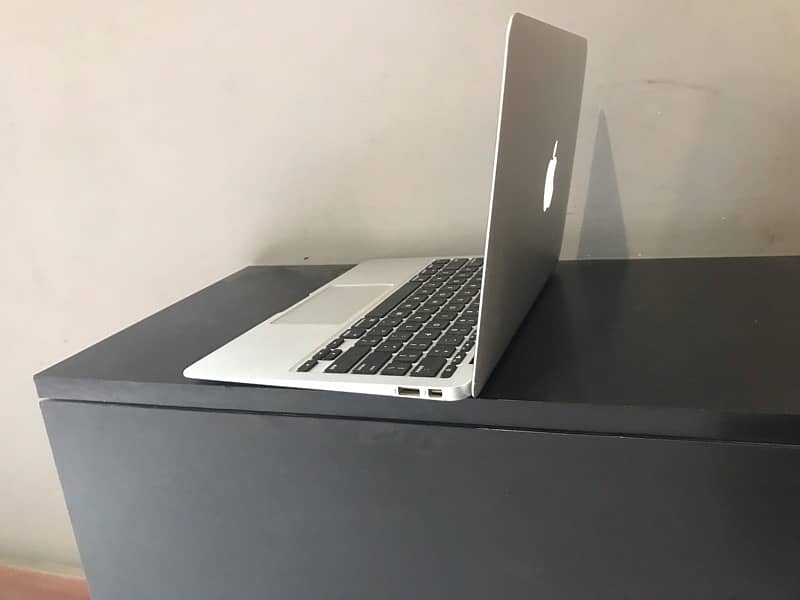 MacBook Air / MacBook Pro / laptop / Crome book 4