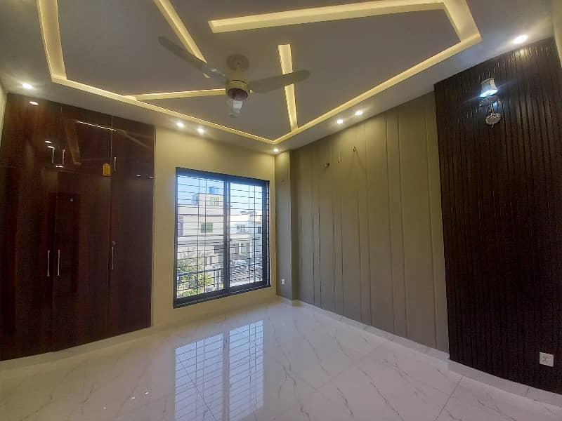 Prime Location A Centrally Located House Is Available For sale In Lahore 3